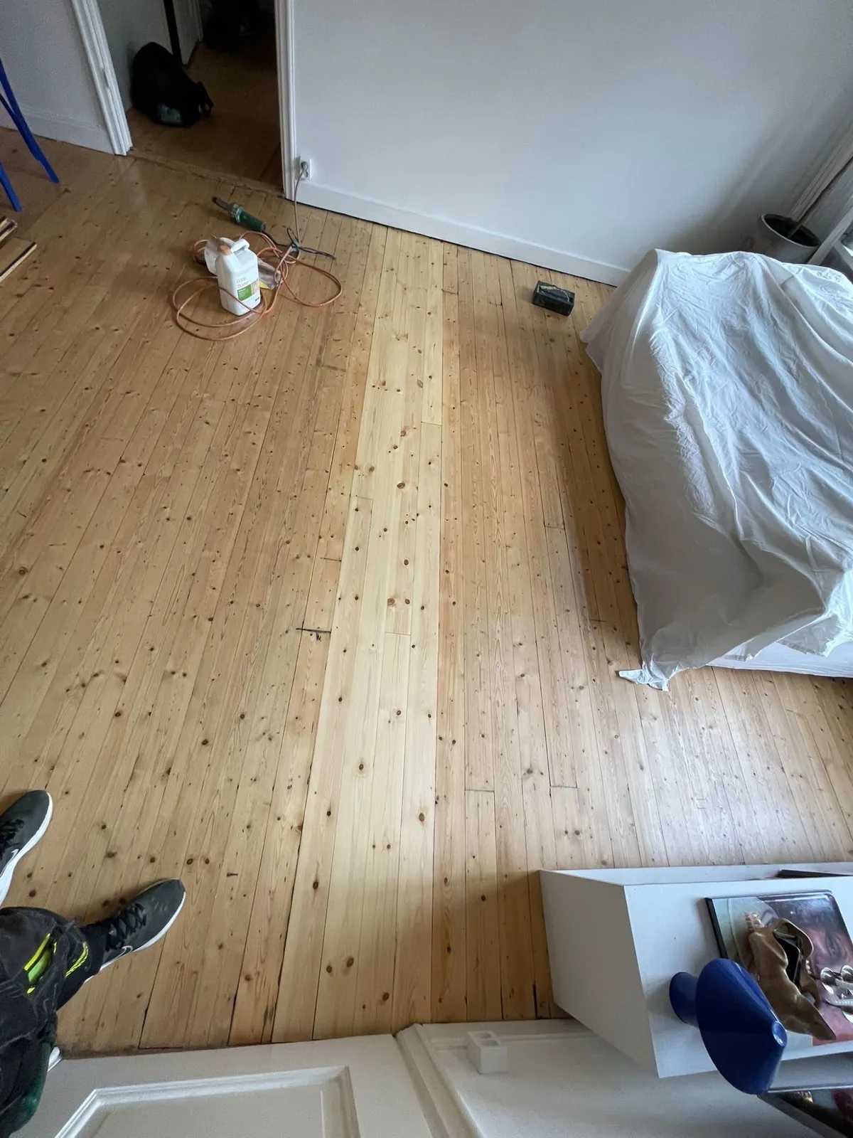 Lagat furugolv sett över hela rummet