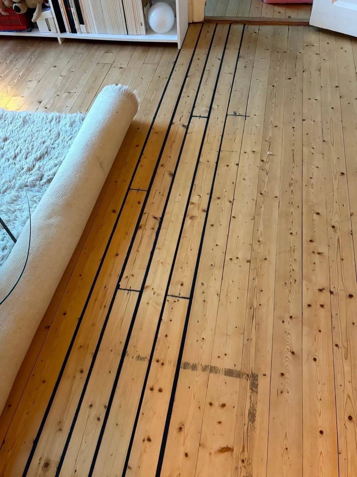 Nya brädor inpassade i det gamla furugolvet