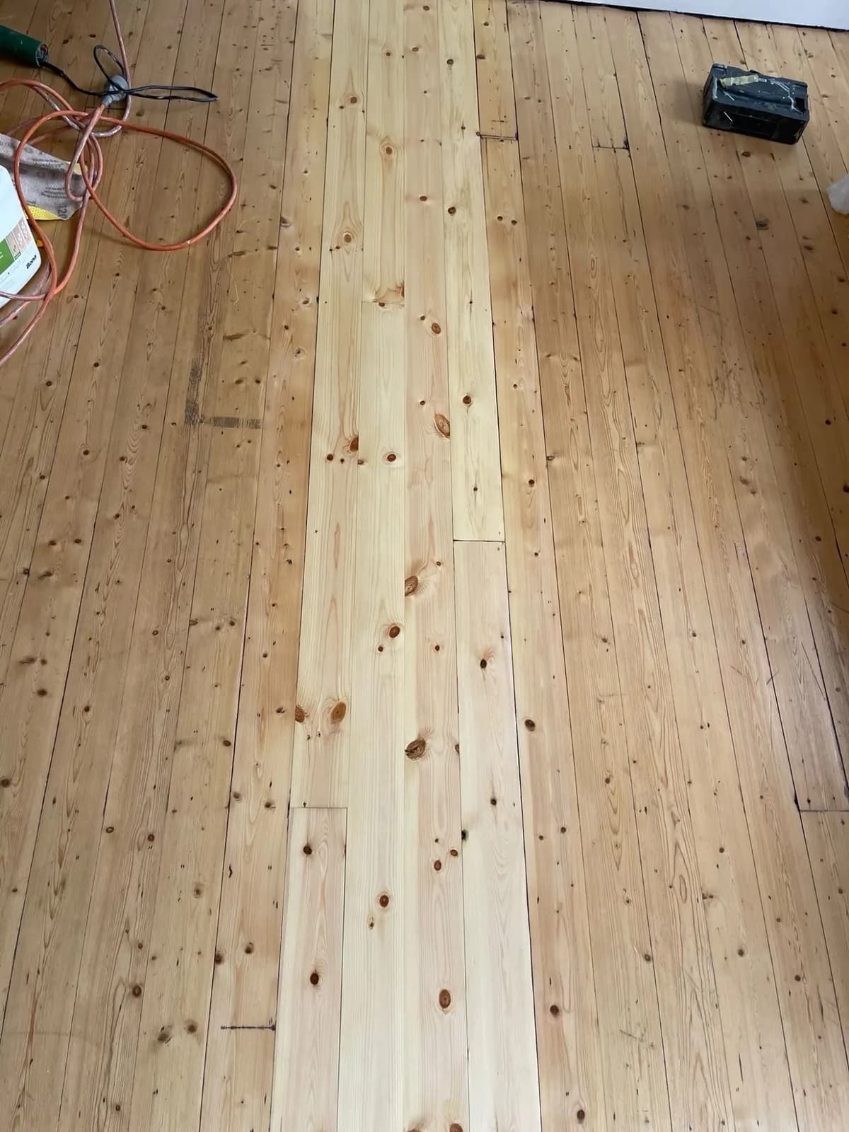Nya ljusare brädor intill de gamla