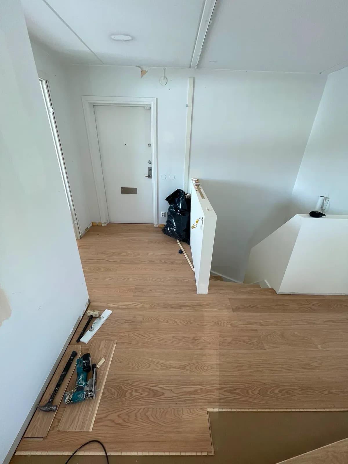 Breda ekplankor läggs i hallen