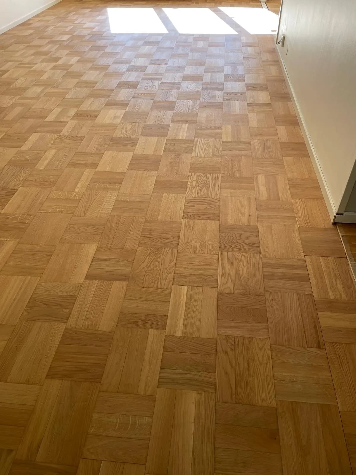 Slipad mosaikparkett i naturlig ek