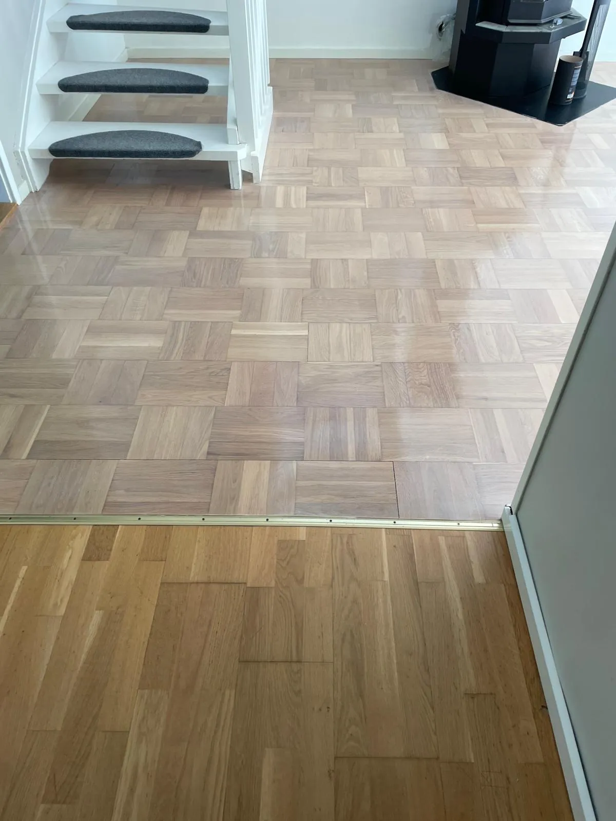 Ljus mosaikparkett vid trappan